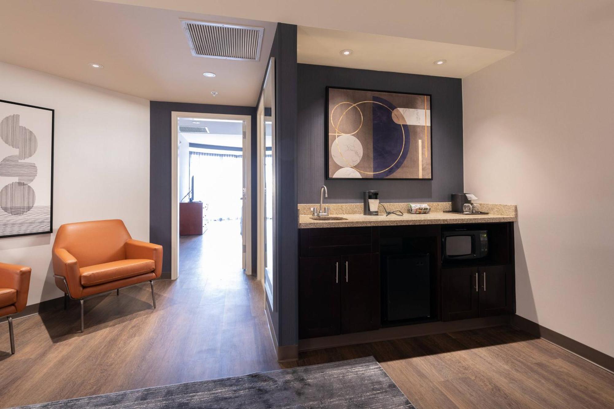Courtyard By Marriott Midtown/rookwood 3*