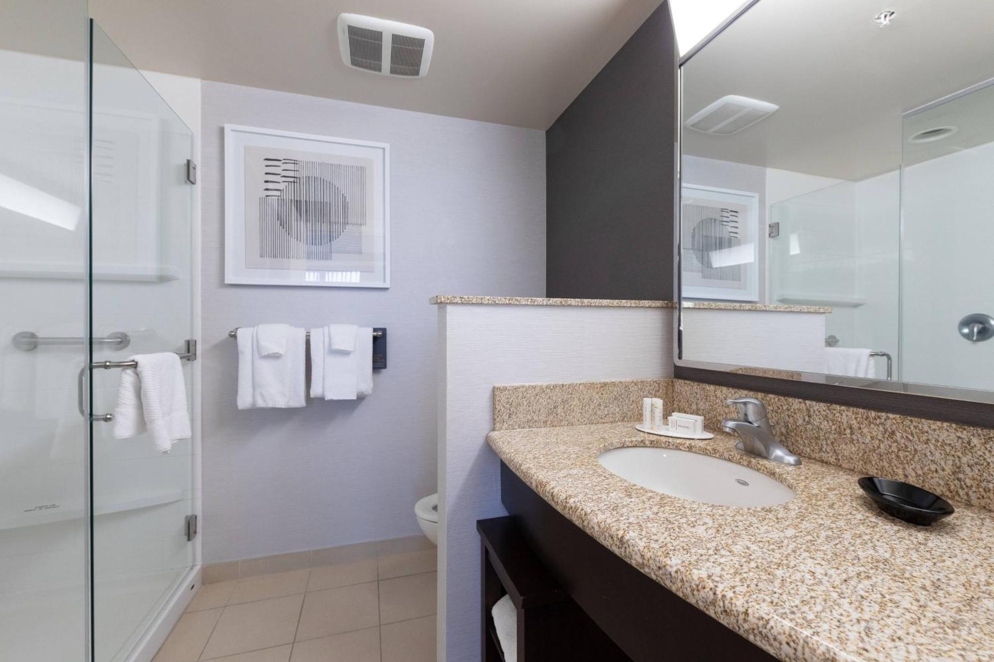 Courtyard By Marriott Midtown/rookwood Hotel